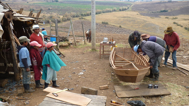 Cultura pescadores artesanales de trucha, Lago de Tota. Bote en madera, a varias manos.